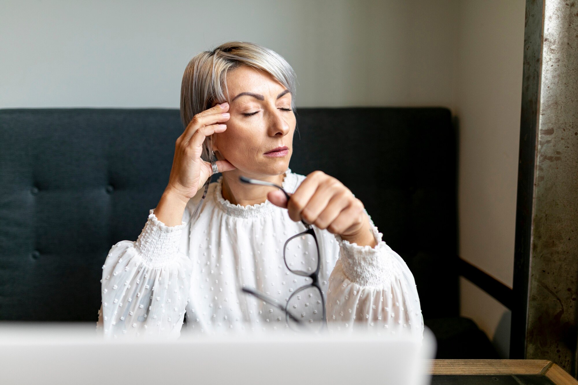 Paisaje natural con horizonte verde y cielo abierto para el descanso visual activo en Chile